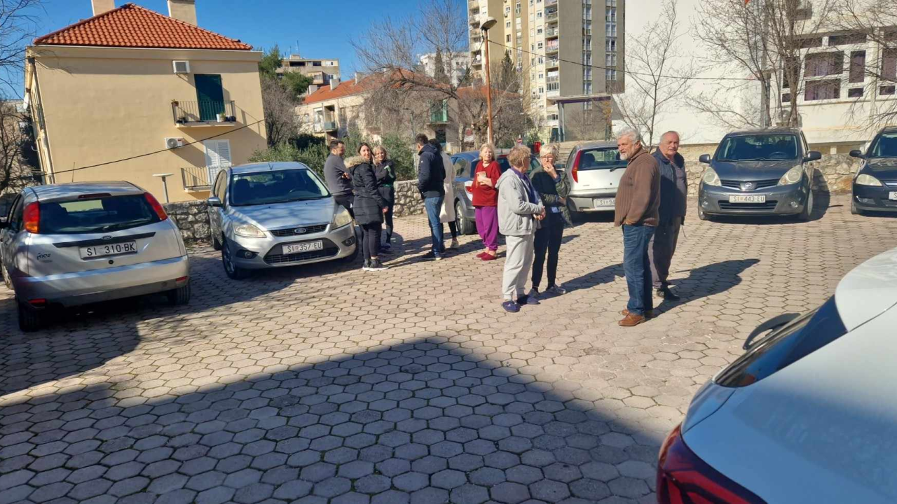 Izbio požar u zgradi na Baldekinu, stanari evakuirani