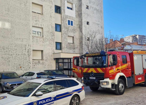 Fotografija 3 - Stanari zgrade na Baldekinu evakuirani zbog požara na krovu, materijalna šteta u procjeni