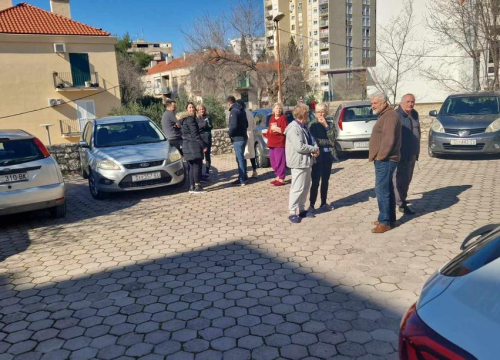 Fotografija 5 - Stanari zgrade na Baldekinu evakuirani zbog požara na krovu, materijalna šteta u procjeni