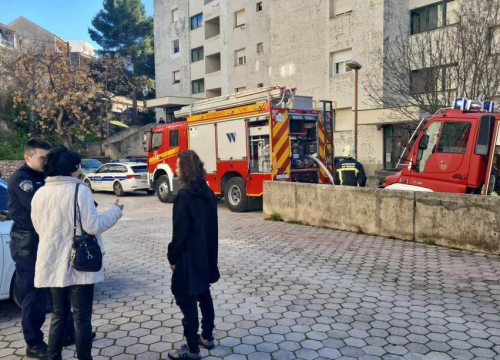 Fotografija 4 - Stanari zgrade na Baldekinu evakuirani zbog požara na krovu, materijalna šteta u procjeni