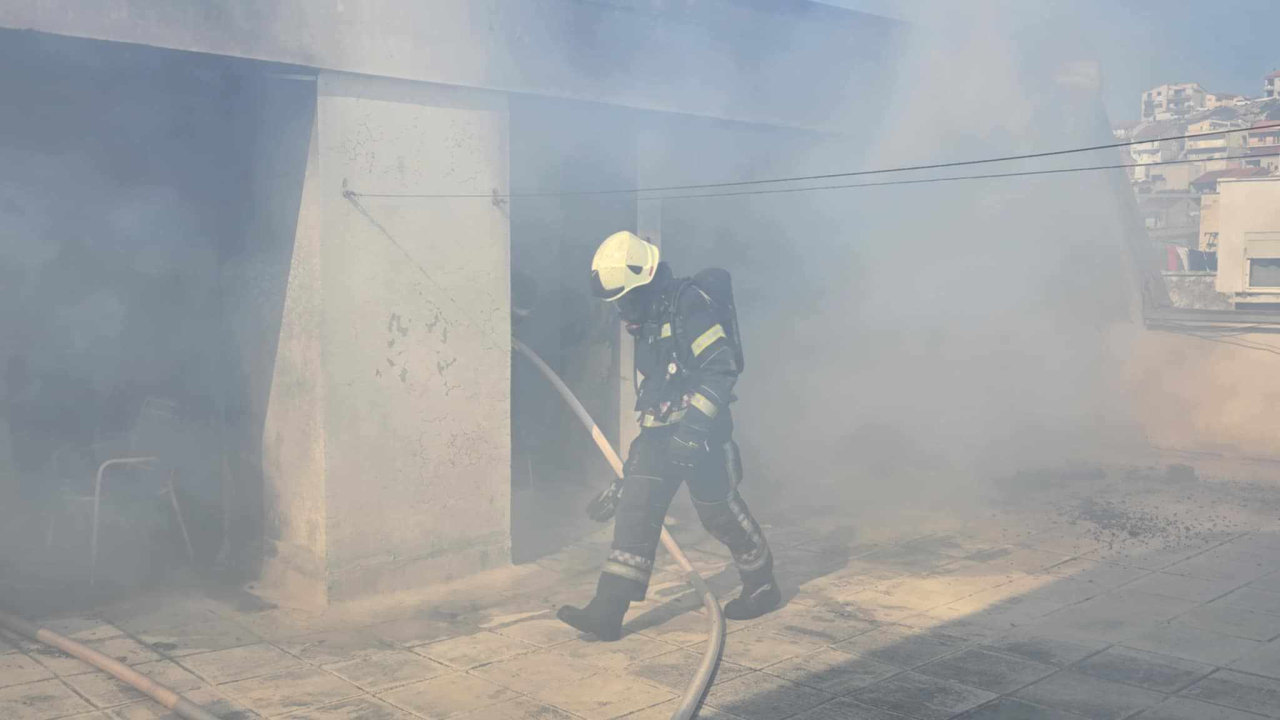 Stanari zgrade na Baldekinu evakuirani zbog požara na krovu, materijalna šteta u procjeni