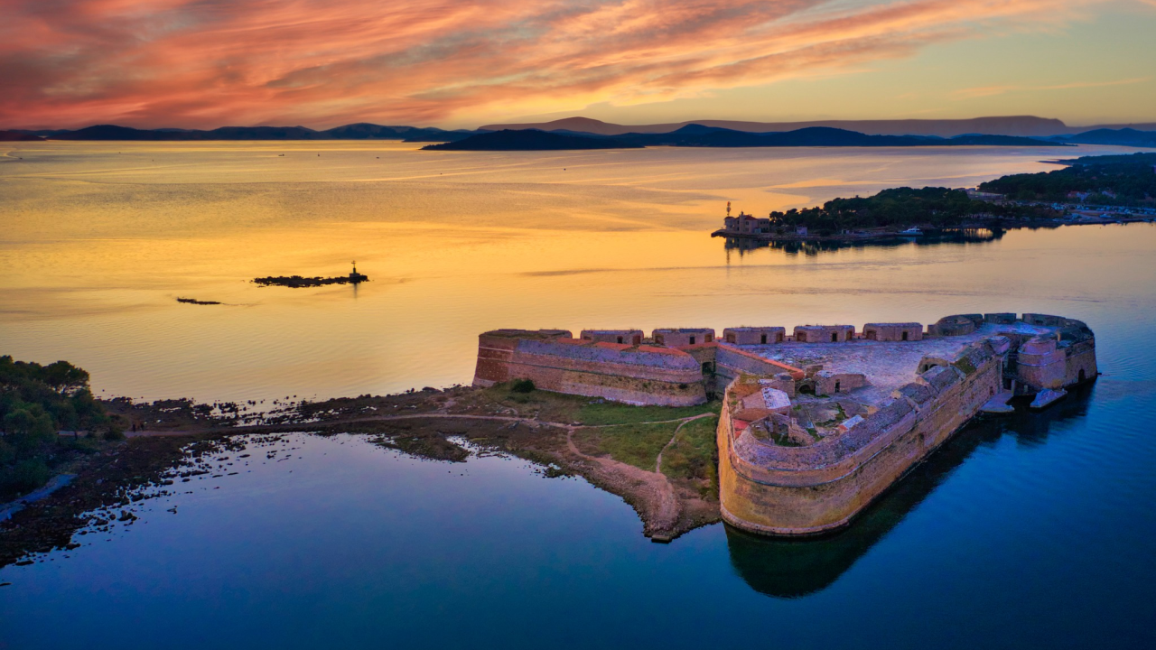 Umjetnost za solidarnost: Na Poljani aukcijska izložba članova Foto kluba Šibenik za 'Kamenčiće'