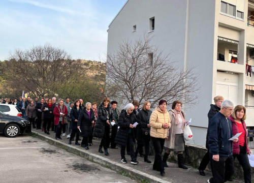 Fotografija 10 - Vjernici župe Svetog Jeronima okupili su se u molitvi križnog puta