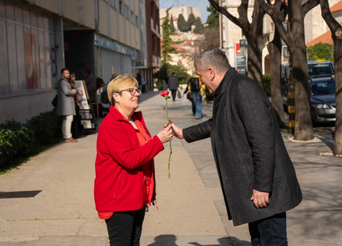 Fotografija 7 - Šibenski SDP-ovci obilježili Dan žena podjelom karanfila