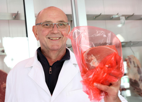 Čestitka iz šibenske mesnice: Sretan Dan žena uz ružu - teleću