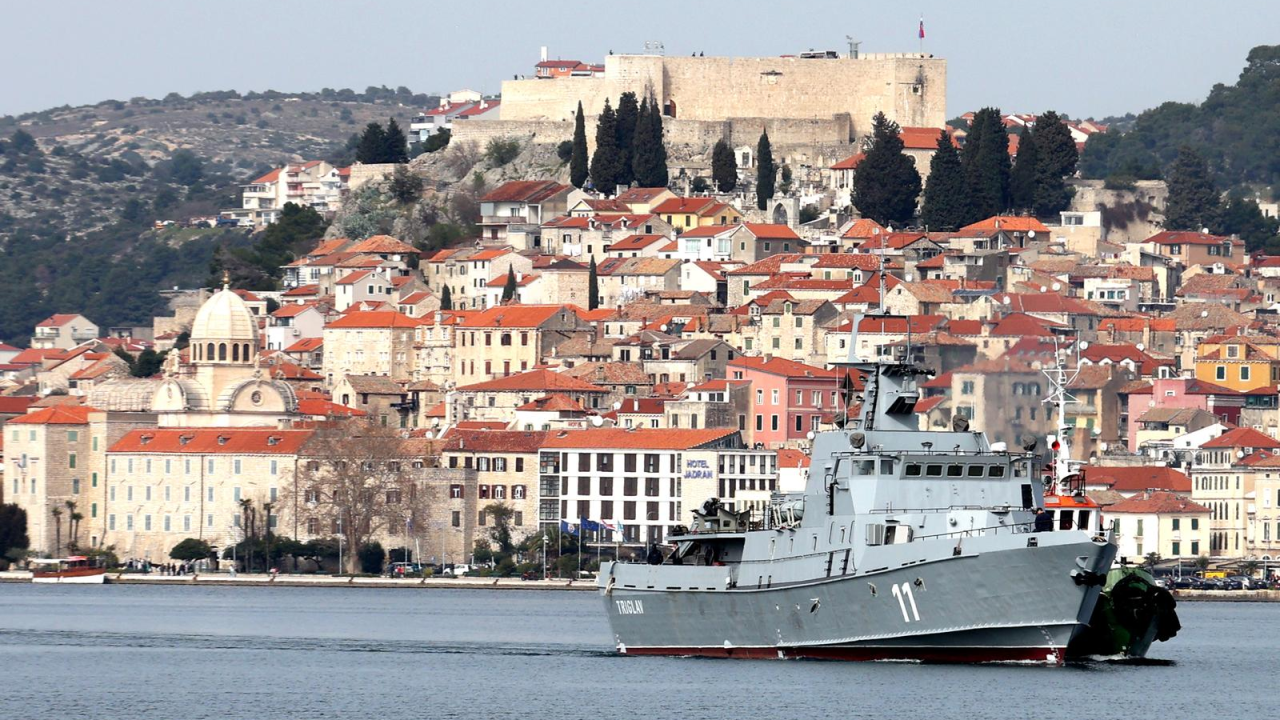 Slovenski ratni brod dotegljen na remont u Šibenik