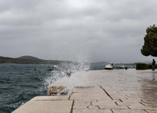 Ponedjeljak donosi promjenu vremena, popodne pljuskovi i grmljavina