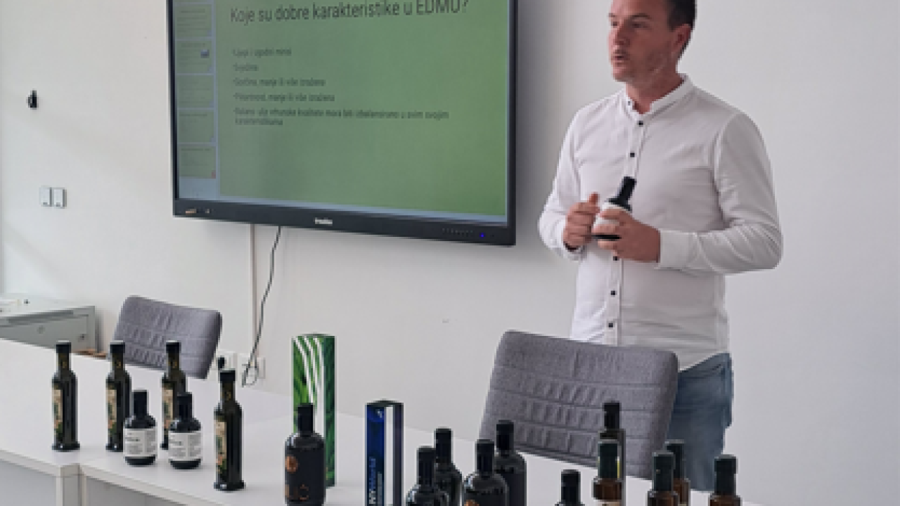 Prvi vikend manifestacije 'Fešta od okusa' okupila brojne maslinare, stručnjake i ljubitelje maslinovog ulja