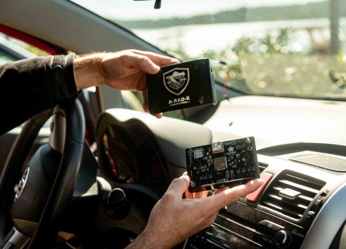 Fotografija 1 - FOTO: Korisna i legalna stvarčica: Denis Periša uskoro u prodaju pušta uređaj koji vozače upozorava na sve kamere u blizini