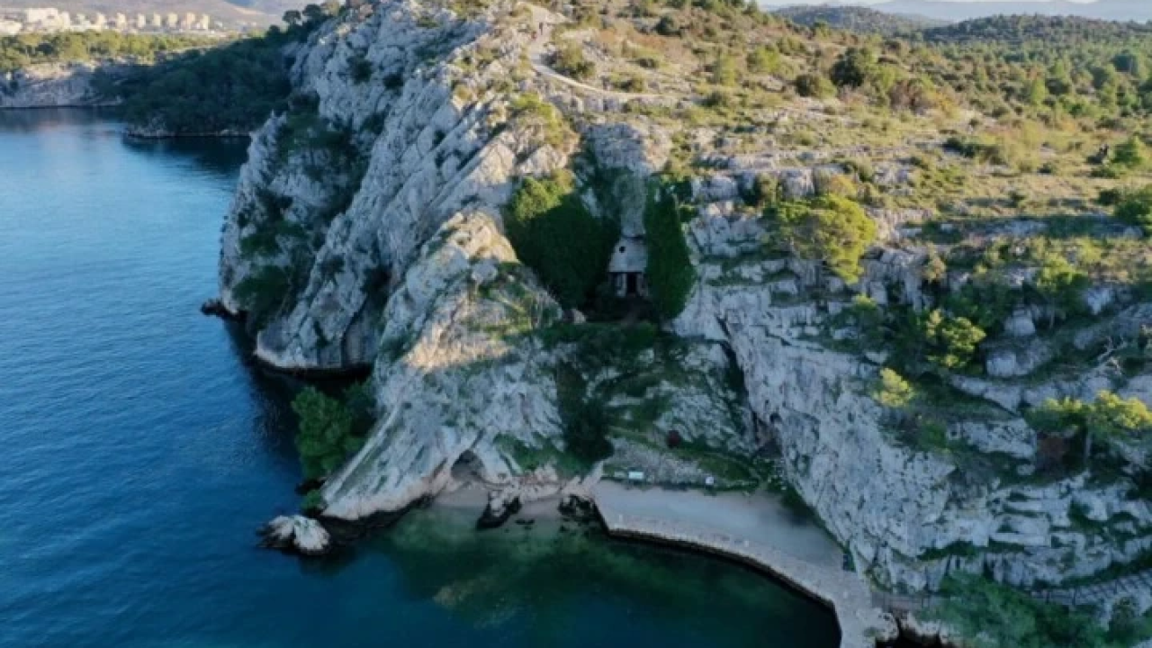 Jedna od najneobičnijih crkvi u Hrvatskoj nalazi se u Šibenskom kanalu