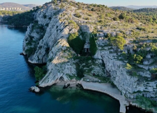 Fotografija 1 - Jedna od najneobičnijih crkvi u Hrvatskoj nalazi se u Šibenskom kanalu