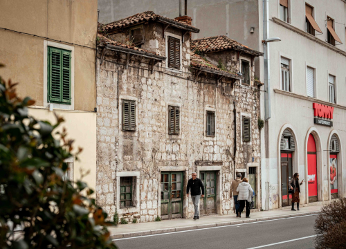 Fotografija 5 - Opasnost za građane: Urušava se krov kuće kraj Konzuma nasuprot Starog pazara