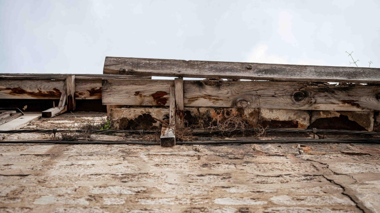 Opasnost za građane: Urušava se krov kuće kraj Konzuma nasuprot Starog pazara