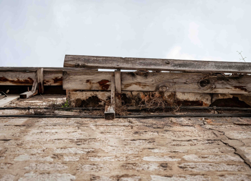 Fotografija 1 - Opasnost za građane: Urušava se krov kuće kraj Konzuma nasuprot Starog pazara