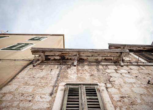 Fotografija 2 - Opasnost za građane: Urušava se krov kuće kraj Konzuma nasuprot Starog pazara