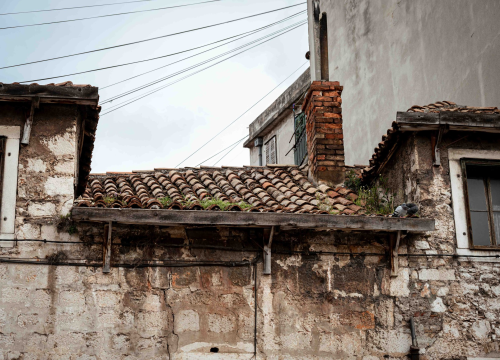 Fotografija 4 - Opasnost za građane: Urušava se krov kuće kraj Konzuma nasuprot Starog pazara
