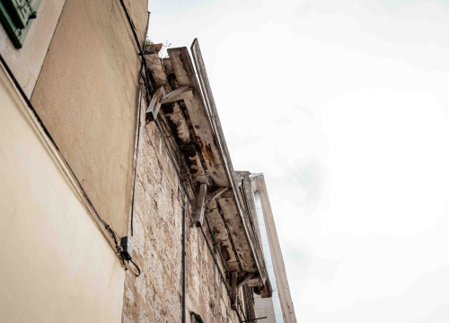 Fotografija 3 - Opasnost za građane: Urušava se krov kuće kraj Konzuma nasuprot Starog pazara