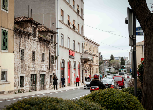 Fotografija 6 - Opasnost za građane: Urušava se krov kuće kraj Konzuma nasuprot Starog pazara