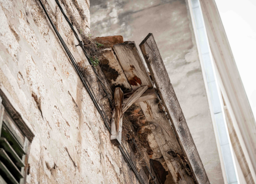 Fotografija 7 - Opasnost za građane: Urušava se krov kuće kraj Konzuma nasuprot Starog pazara