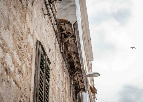 Fotografija 8 - Opasnost za građane: Urušava se krov kuće kraj Konzuma nasuprot Starog pazara