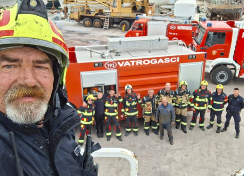 Vodički i tišnjanski vatrogasci gasili požar broda na Murteru