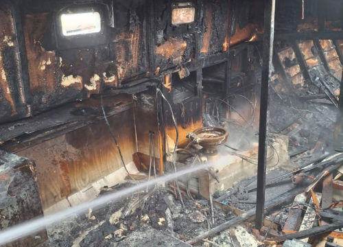 Fotografija 7 - Vodički i tišnjanski vatrogasci gasili požar broda na Murteru