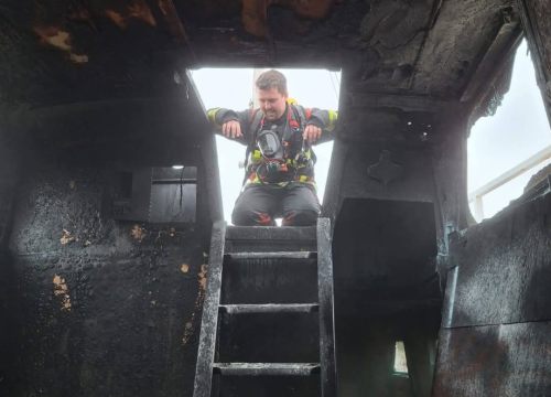 Fotografija 3 - Vodički i tišnjanski vatrogasci gasili požar broda na Murteru