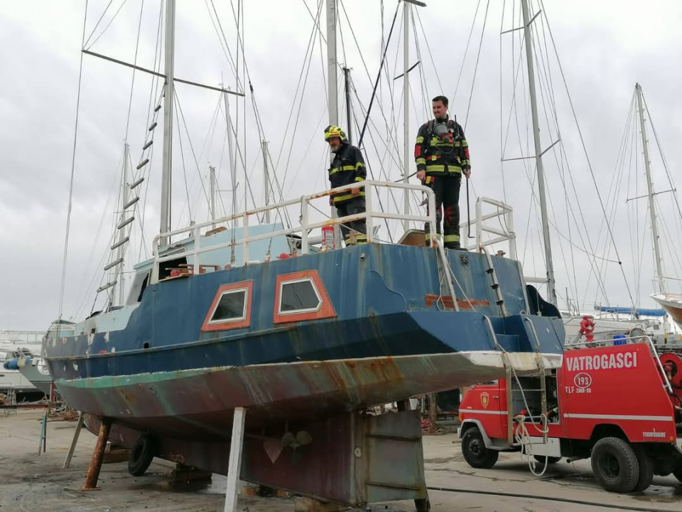 Vodički i tišnjanski vatrogasci gasili požar broda na Murteru