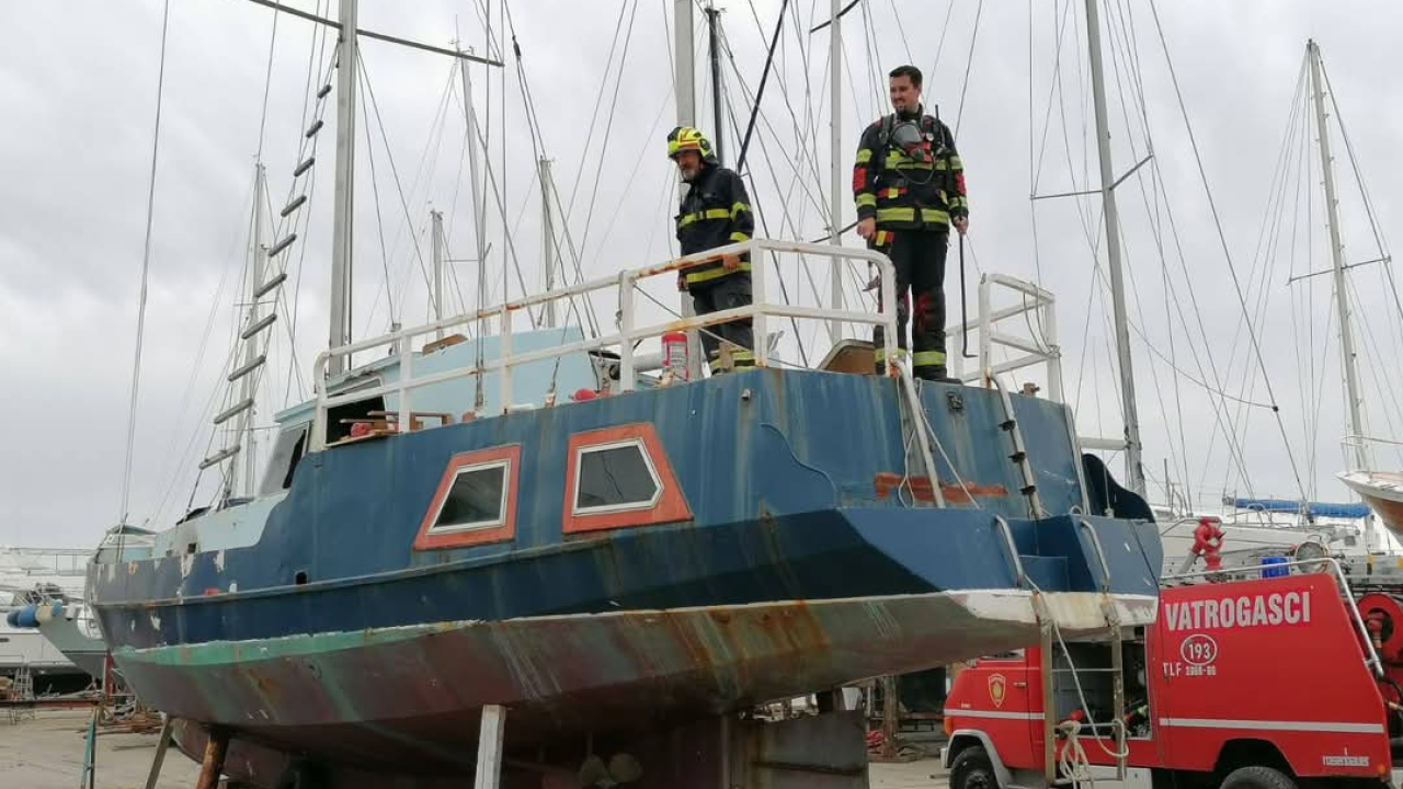 Vodički i tišnjanski vatrogasci gasili požar broda na Murteru