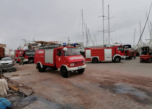 Fotografija 2 - Vodički i tišnjanski vatrogasci gasili požar broda na Murteru