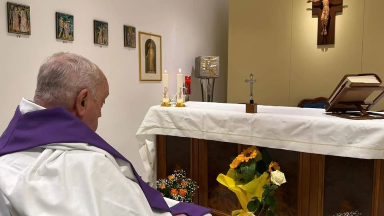 Vatikan objavio prvu fotografiju pape Franje u bolnici