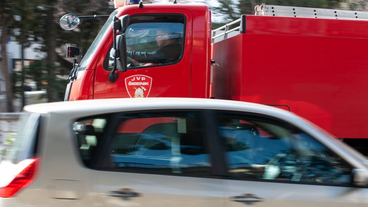 Šibenski vatrogasci na Šubićevcu uklonili stablo koje je prijetilo prolaznicima i vozilima