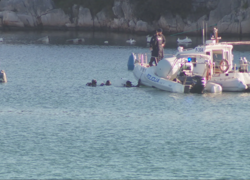 Fotografija 4 - Policijski ronioci kod Batižela iz mora izvlače dvije avionske bombe