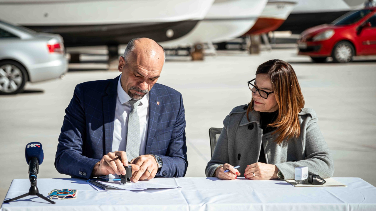 Župan Jelić i Jadranka Fržop potpisali ugovor o financiranju projekata: ‘Lučka infrastrukira nam je od iznimnog značaja’