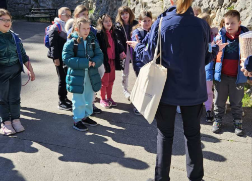 Fotografija 2 -  Šibenski prvašići na Skradinskom buku obilježili Svjetski dan šuma
