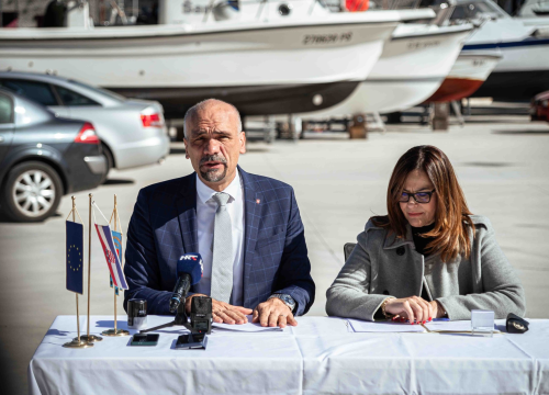 Fotografija 5 - Župan Jelić i Jadranka Fržop potpisali ugovor o financiranju projekata: ‘Lučka infrastrukira nam je od iznimnog značaja’