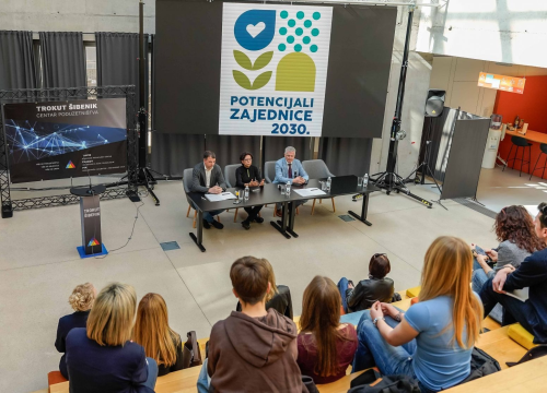 Fotografija 2 - Željko Burić, ravnatelj Gimnazije i ravnateljica Nacionalne zaklade potpisali sporazum o suradnji