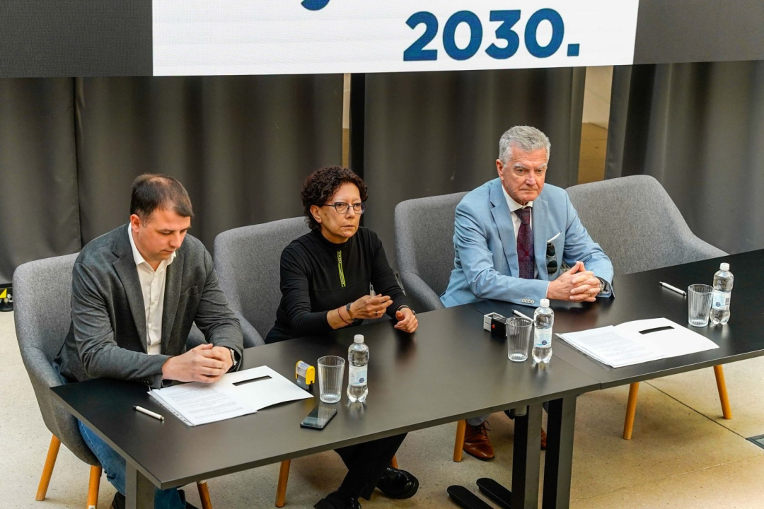 Željko Burić, ravnatelj Gimnazije i ravnateljica Nacionalne zaklade potpisali sporazum o suradnji