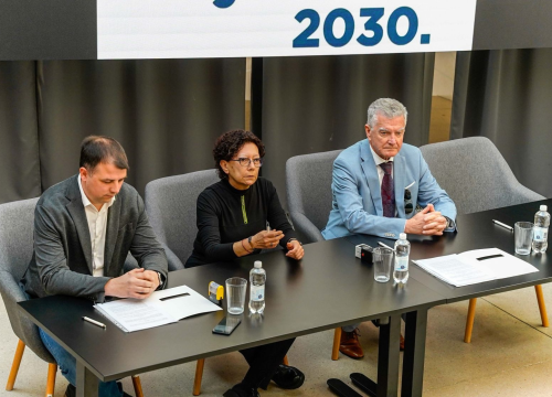 Željko Burić, ravnatelj Gimnazije i ravnateljica Nacionalne zaklade potpisali sporazum o suradnji