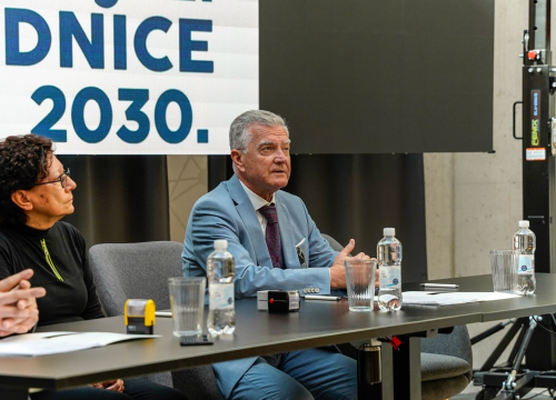 Fotografija 3 - Željko Burić, ravnatelj Gimnazije i ravnateljica Nacionalne zaklade potpisali sporazum o suradnji