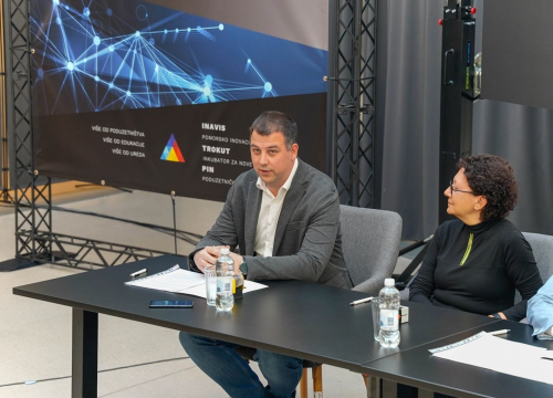 Fotografija 6 - Željko Burić, ravnatelj Gimnazije i ravnateljica Nacionalne zaklade potpisali sporazum o suradnji