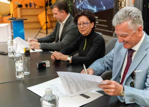 Fotografija 5 - Željko Burić, ravnatelj Gimnazije i ravnateljica Nacionalne zaklade potpisali sporazum o suradnji