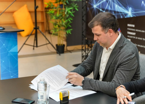 Fotografija 7 - Željko Burić, ravnatelj Gimnazije i ravnateljica Nacionalne zaklade potpisali sporazum o suradnji