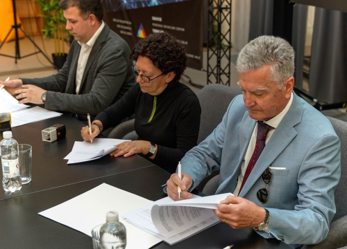 Fotografija 8 - Željko Burić, ravnatelj Gimnazije i ravnateljica Nacionalne zaklade potpisali sporazum o suradnji