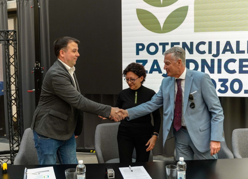 Fotografija 10 - Željko Burić, ravnatelj Gimnazije i ravnateljica Nacionalne zaklade potpisali sporazum o suradnji