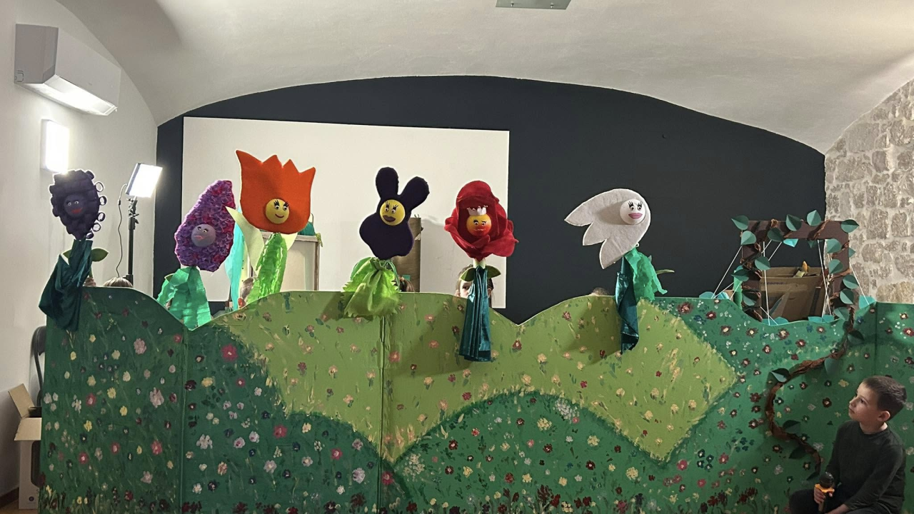 Mali lutkari iz šibenskih vrtića u Art podrumu održali smotru dječjih lutkarskih igrokaza