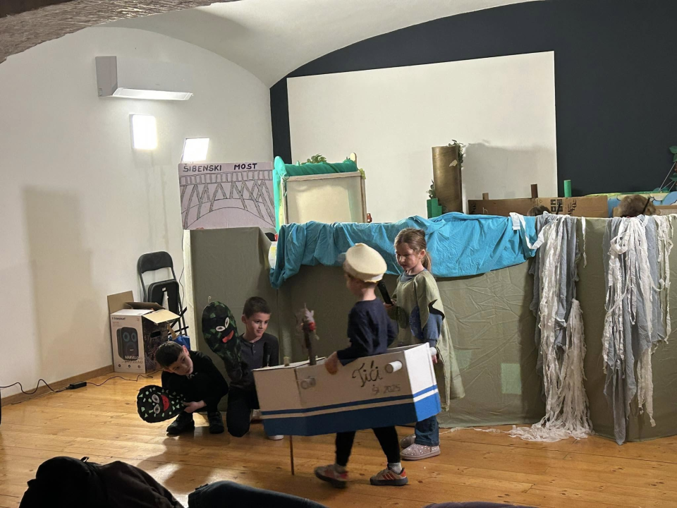 Mali lutkari iz šibenskih vrtića u Art podrumu održali smotru dječjih lutkarskih igrokaza