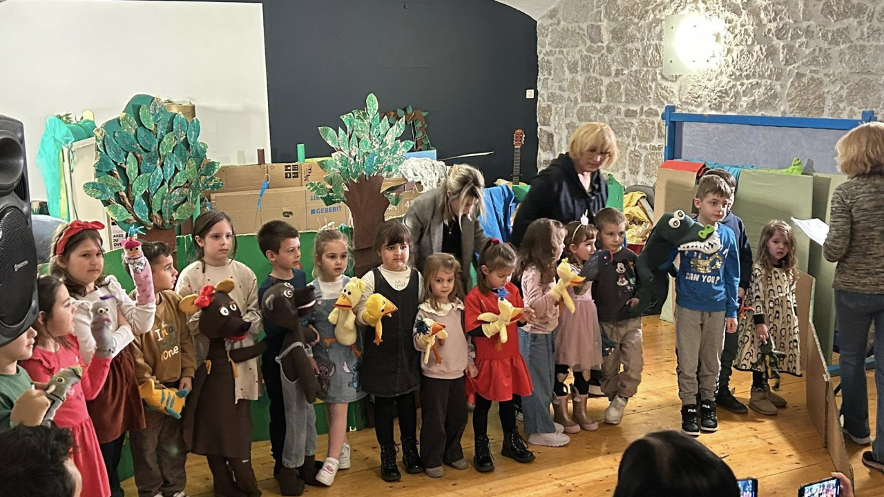 Mali lutkari iz šibenskih vrtića u Art podrumu održali smotru dječjih lutkarskih igrokaza