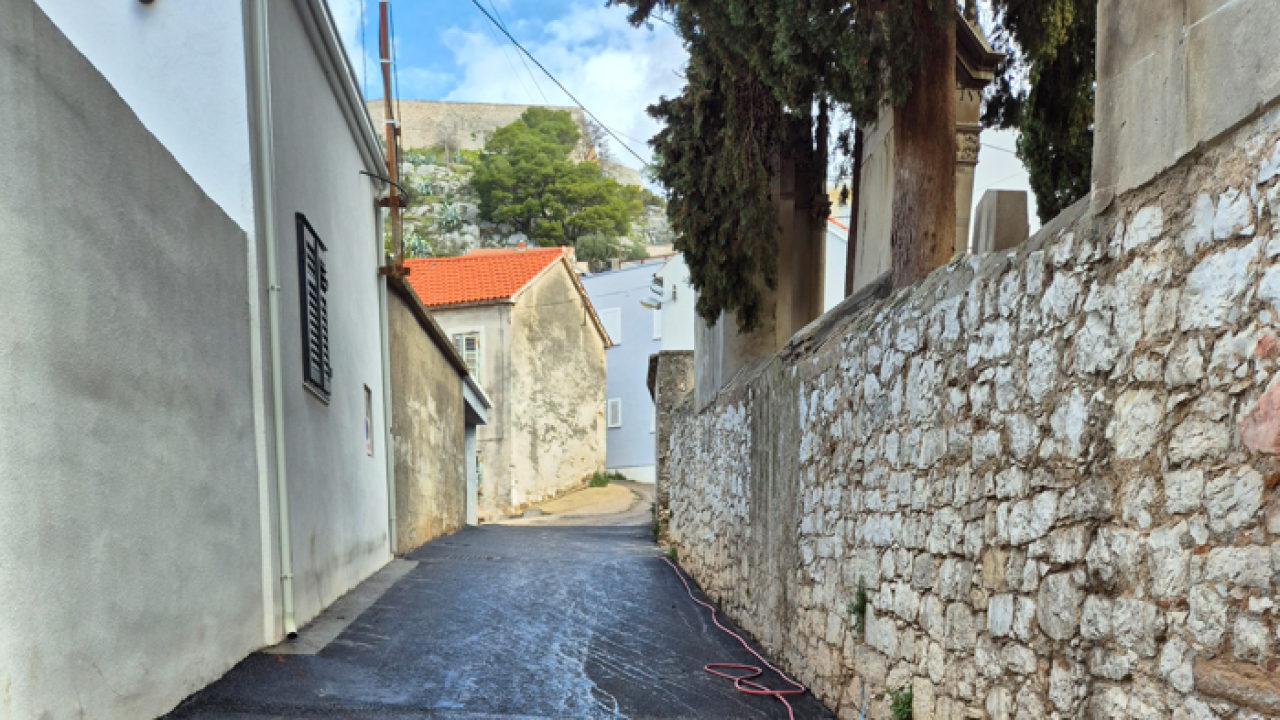 Potporni zid u Danilu, plato na zatonskom groblju i zid u Ulici sv. Spasa napokon su dovršeni