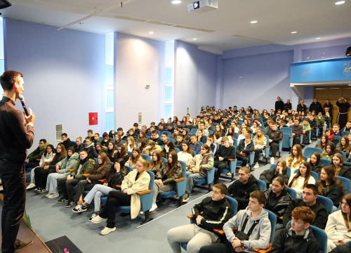 Fotografija 8 - Više od 350 krizmanika Šibenske biskupije okupili se na susretu u Katoličkoj školi